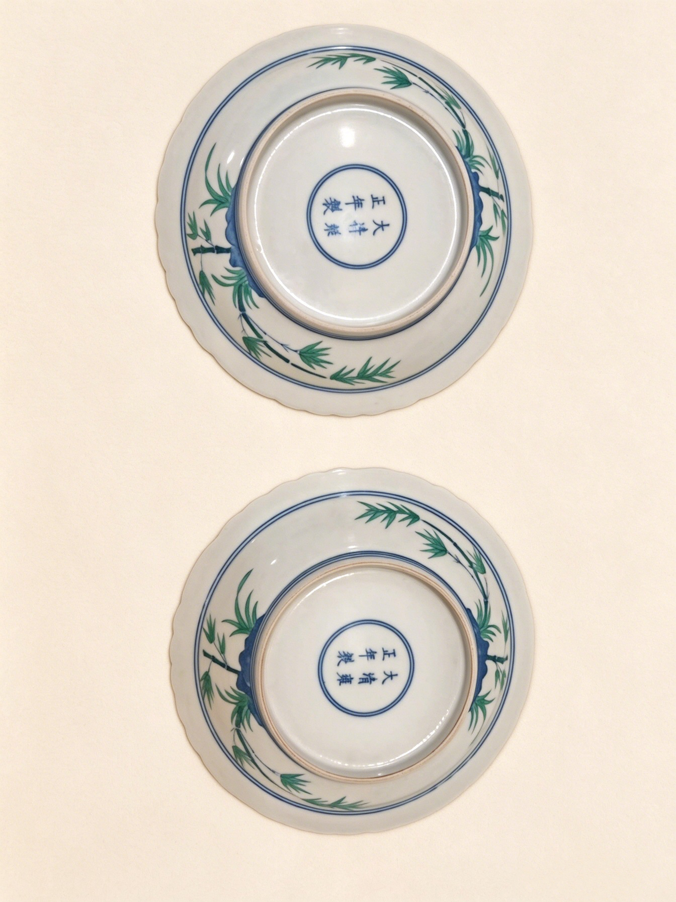 清雍正斗彩竹石花卉紋花口盤一對